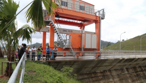 Mr. Yusnizan, TNB representative giving explanation concerning the construction and the function of Puah Dam. 