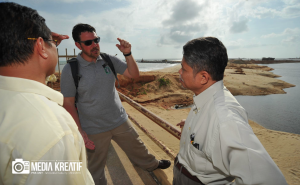 Prof. Ahmad Jusoh dan Dr. Fadhli listened to the question asked by Mr. Joe regarding UMT coastal erosion.