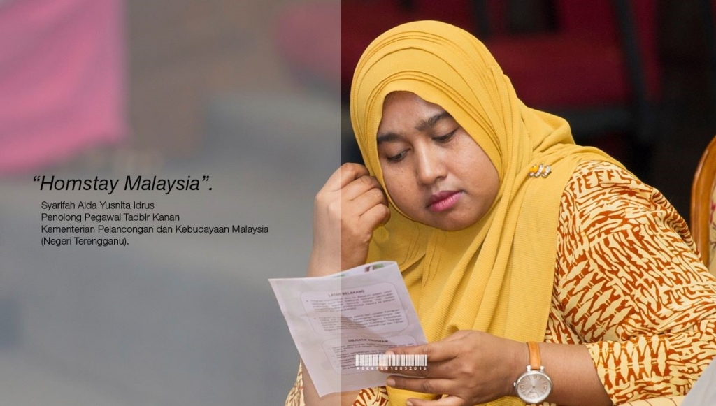 Taklimat Garis Panduan Pendaftaran Program Pengalaman Homestay Malaysia yang disampaikan oleh Pn. Syarifah Aida Yusnita binti Idrus, Penolong Pegawai Tadbir Kanan Kementerian Pelancongan dan Kebudayaan Malaysia Negeri Terengganu (MOTAC).