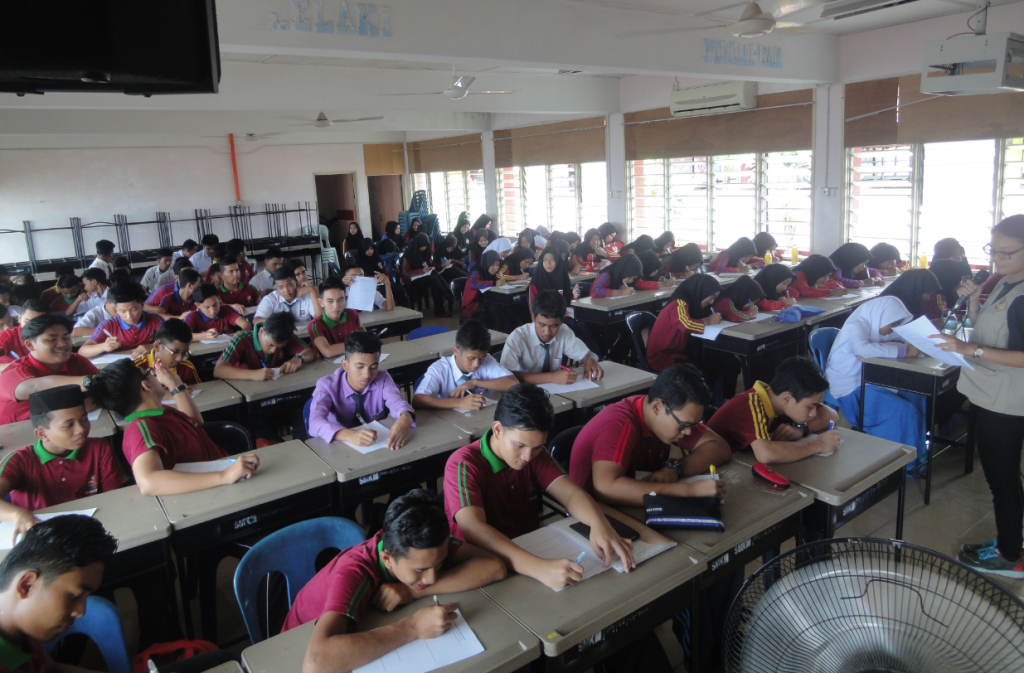 Ms. Saw Wei Ling explains and briefings the questionnaires to the students.