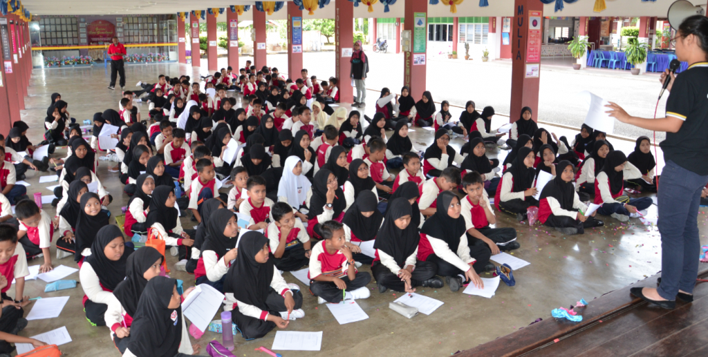 Saw Wei Ling was giving explanations to the students involved in the survey.