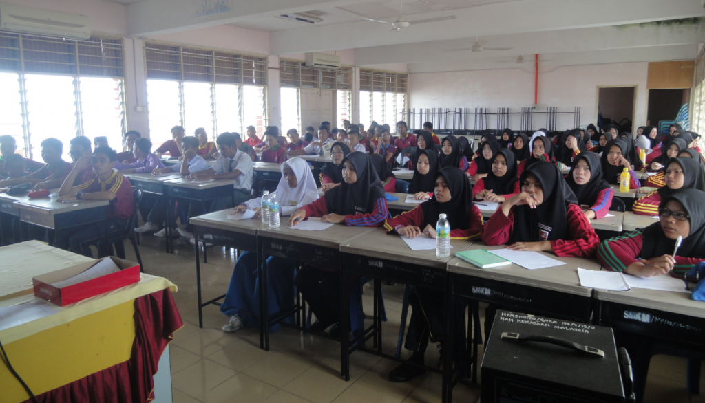 Students listening to the explanation given before answering the questionnaire.