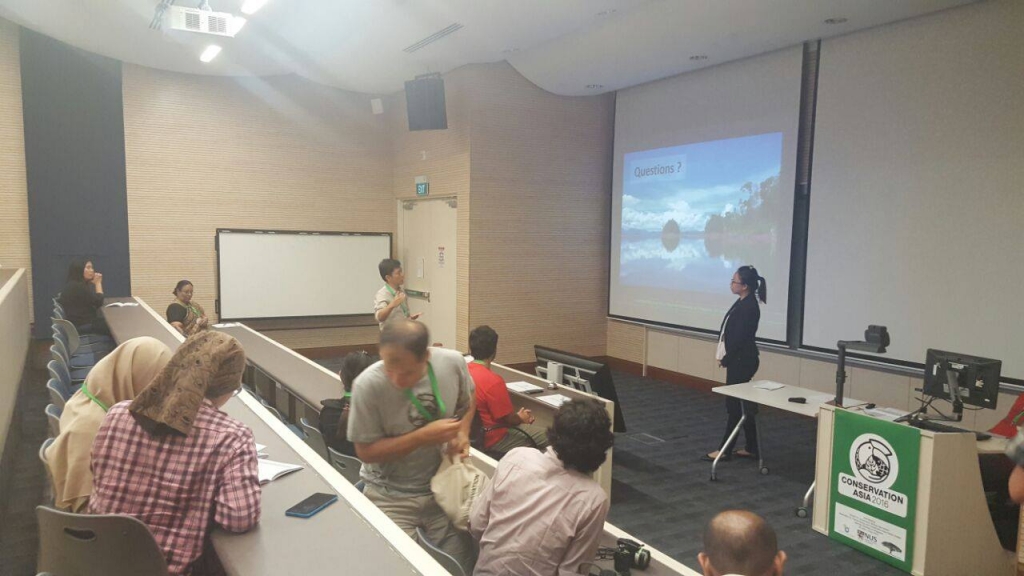 Cheng giving oral presentation, Msc candidate, IPK.