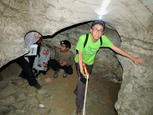 Azuan Roslan (IPK postgraduate student) glimpes during the cave mapping course in Gua Pinang.
